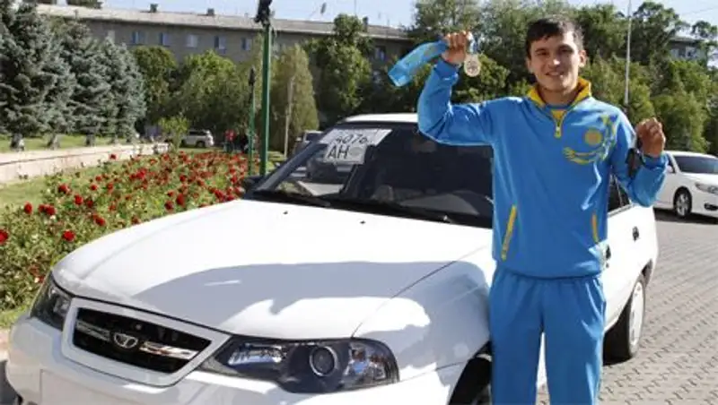 В Таразе чемпиону мира по боксу среди военнослужащих вручили ключи от новой машины