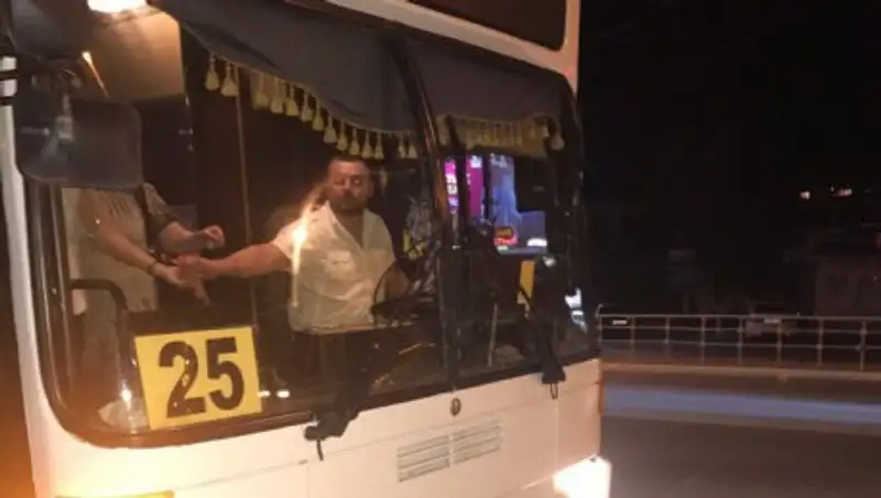 В Костанае водитель не выпускал ребенка из салона автобуса