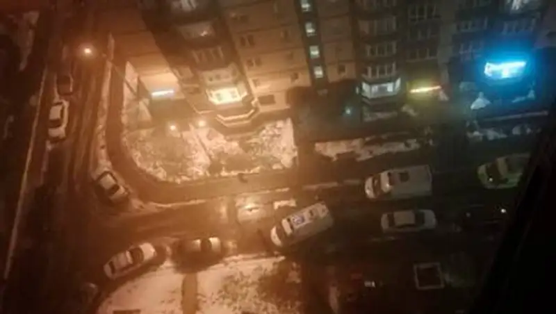 Мужчина выбросился из окна и упал на коляску младенца. Погибли оба