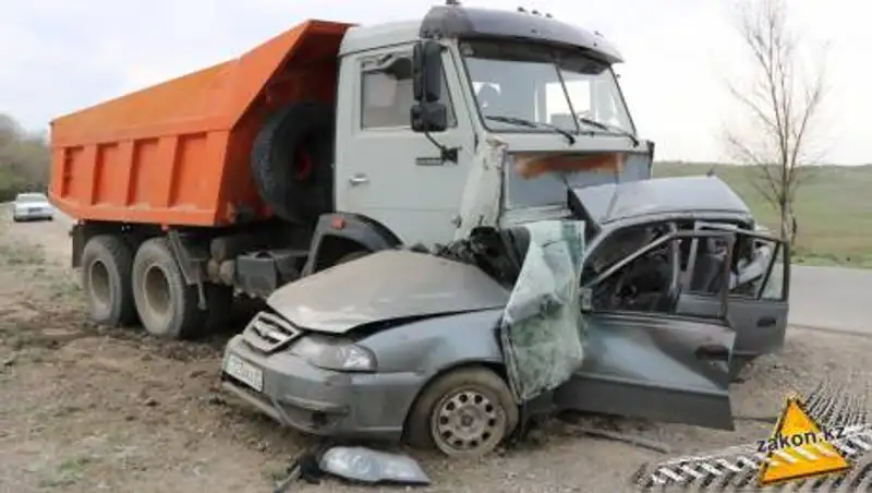 Грузовик "смял" пополам Daewoo близ Алматы. Водитель погиб на месте