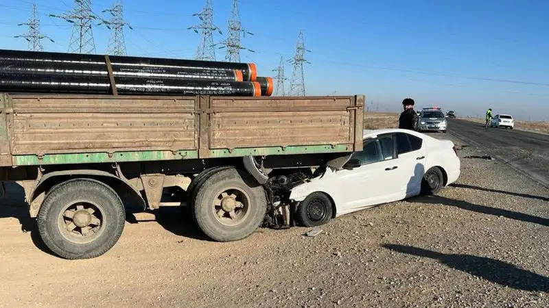 После столкновения с КАМАЗом в Атырауской области погиб пассажир Skoda