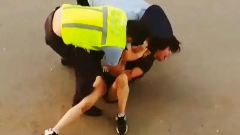 Драка пьяных девушек в Павлодаре попала на видео