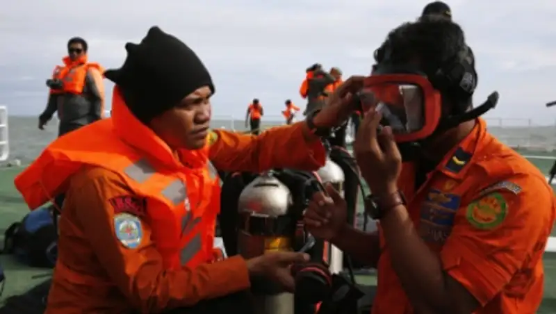 В районе поисков самолета AirAsia обнаружили два крупных объекта