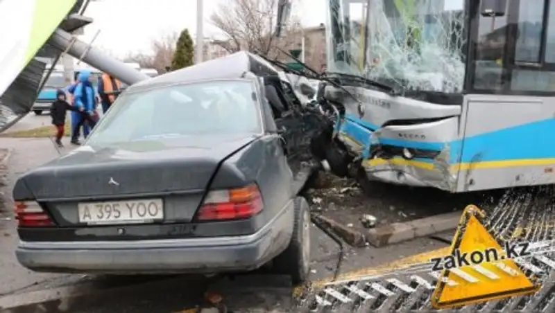 ДТП с автобусом в Алматы: один человек в реанимации