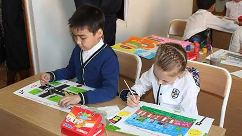 Алматинские школьники призывают водителей соблюдать Правила дорожного движения (фото)