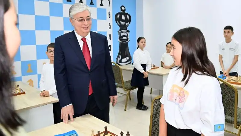 Токаев пообщался с юной чемпионкой Азии по шахматам