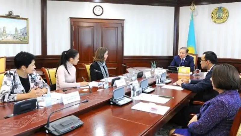 Вопросы открытости бюджетного процесса обсудил спикер Мажилиса с зарубежными экспертами