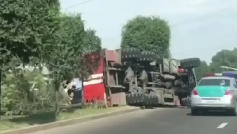 В Алматы перевернулась ехавшая на вызов пожарная машина