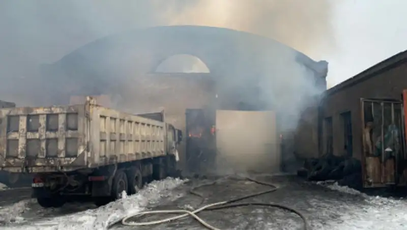 В Караганде сгорели семь грузовиков