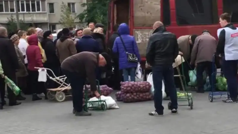 Перед выборами украинские политики подкупают народ деньгами и картошкой