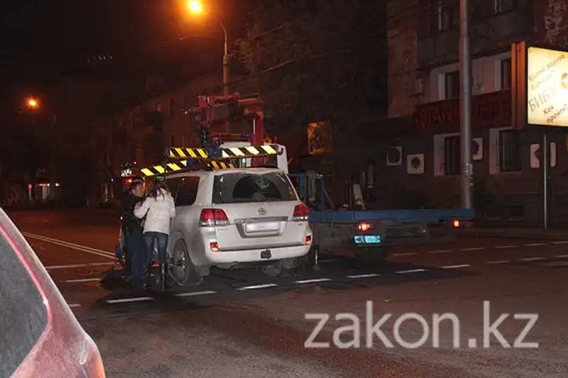 В Алматы водитель джипа после столкновения с такси утверждал, что его не было в машине, фото - Новости Zakon.kz от 13.11.2013 19:39