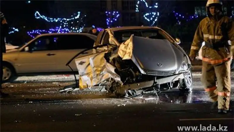 В Актау столкнулись автомобиль «Лексус» и автобус