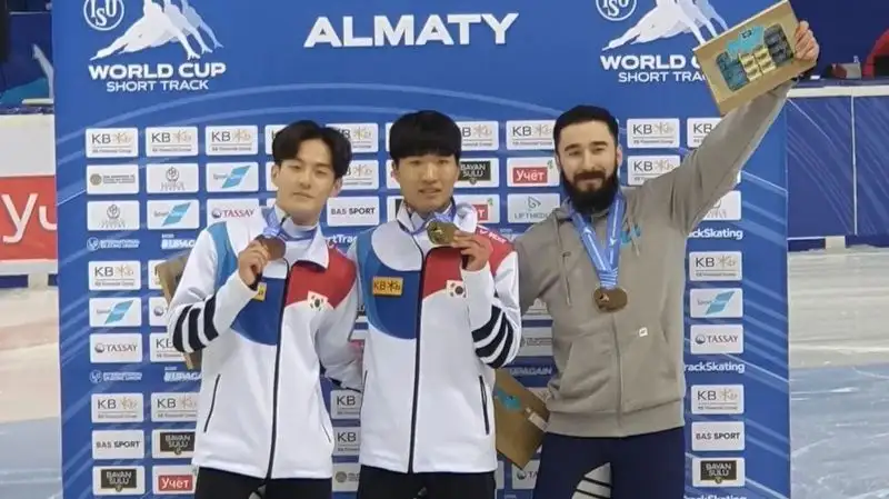 Денис Никиша занял второе место на этапе Кубка мира по шорт-треку в Алматы