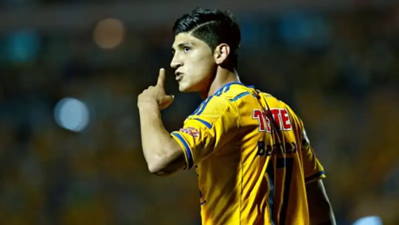 Форвард сборной Мексики Пулидо сумел разоружить своего похитителя до прибытия полиции