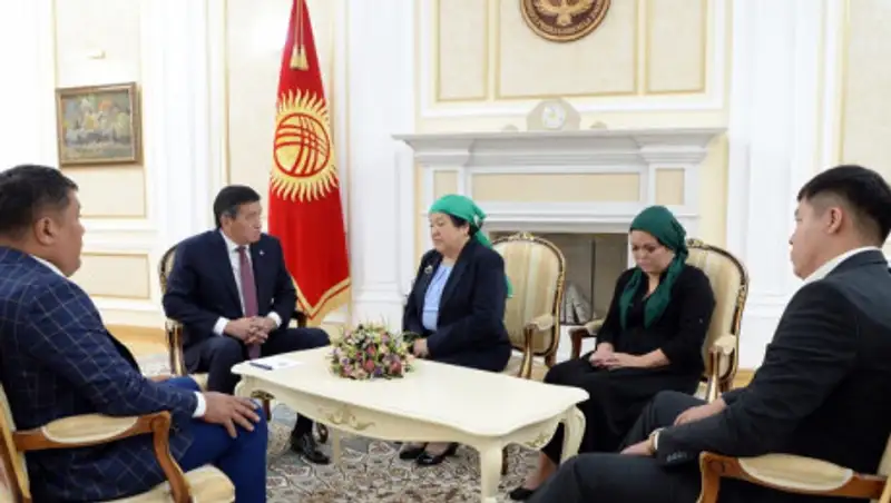 Жээнбеков вручил медаль семье спецназовца, погибшего при захвате Атамбаева