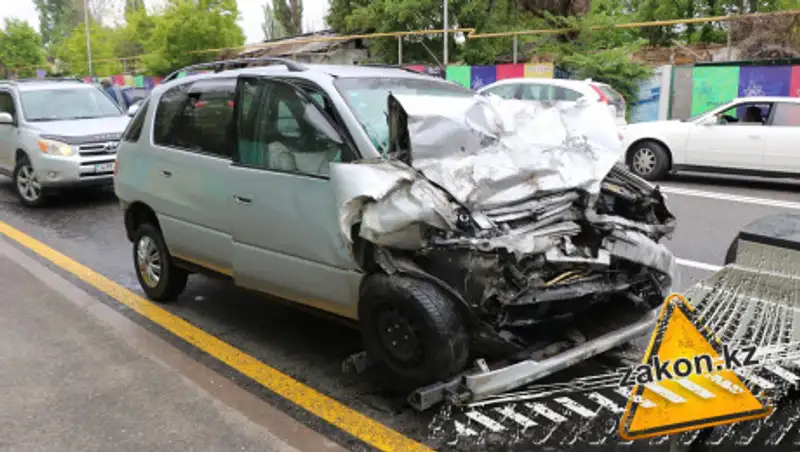 Сильное лобовое столкновение двух Toyota произошло в Алматы