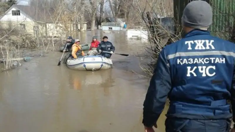 Паводки 2017: как казахстанские спасатели борются со стихией