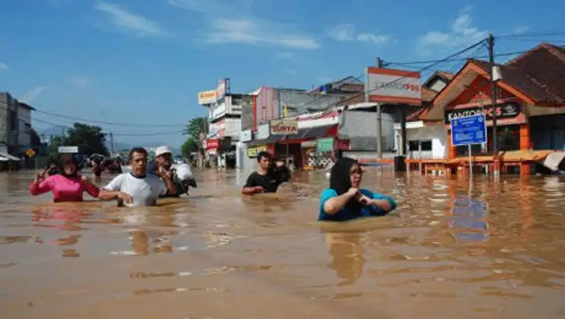 Около 1,5 тысячи жилых домов на севере Индонезии затопило при наводнении