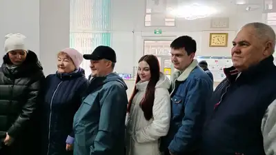 Восточноказахстанцы идут на избирательные участки семейными династиями, фото - Новости Zakon.kz от 19.03.2023 11:46