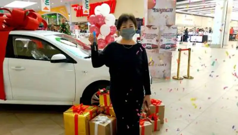 Двое покупателей Magnum в молле Апорт получили ключи от автомобилей