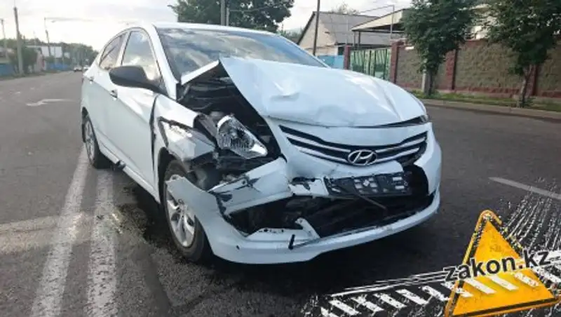 В Алматы Hyundai на скорости въехал в BMW