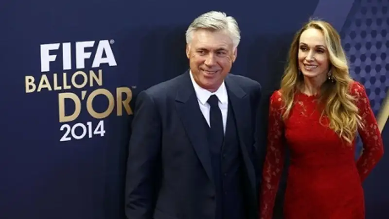 Жена Анчелотти считает, что ее мужу "нужно перезарядить батарейки"