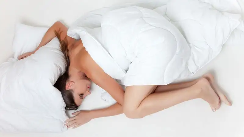Психолог назвал неожиданную пользу сна без одежды