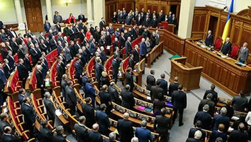 Соратники Януковича стали покидать парламент