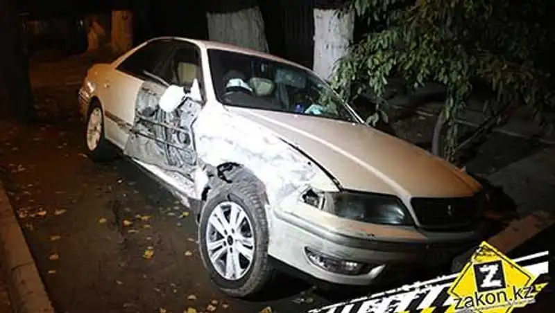 Попытка обогнать машину по "встречке" закончилась для водителя Марк2 полетом в арык