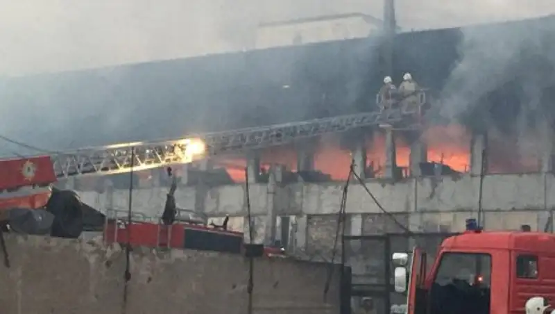 В Шымкенте горит бывший шинный завод