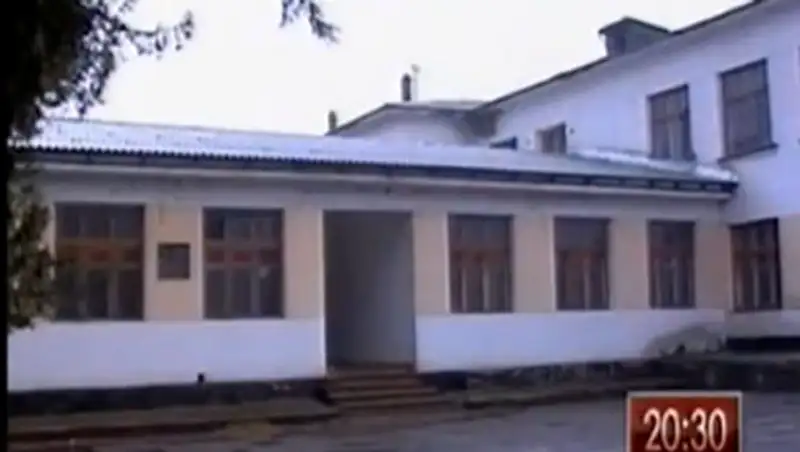 Ученики аварийных школ в Шымкенте обучаются в подсобных помещениях, фото - Новости Zakon.kz от 20.11.2013 18:16