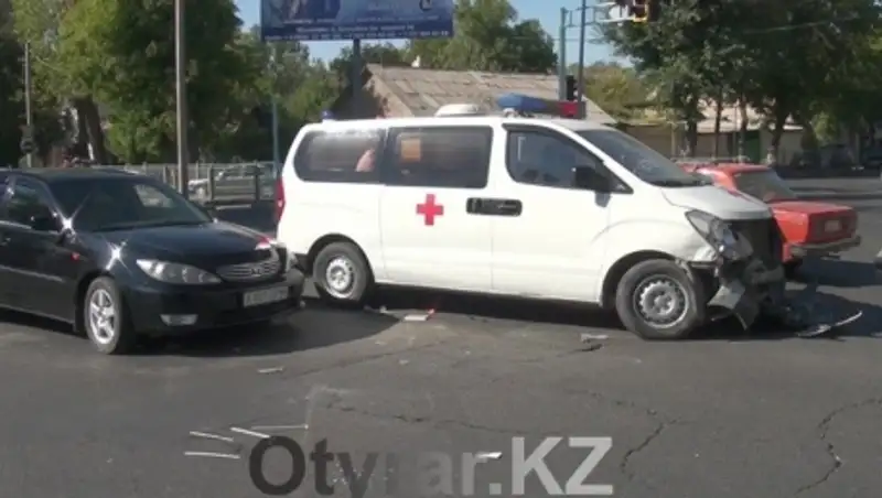 Скорая помощь, перевозившая роженицу из Арыси, попала в ДТП в Шымкенте