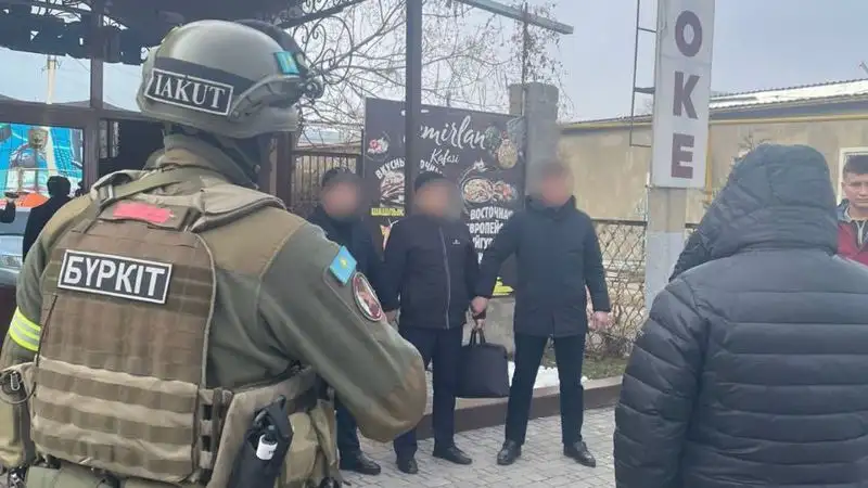 В Жамбылской области при получении взятки задержан советник юстиции