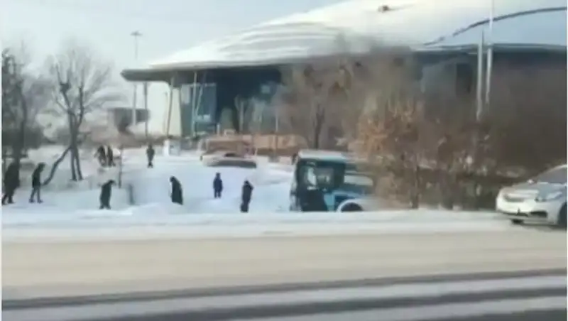 Легковушка врезалась в автобус в Астане