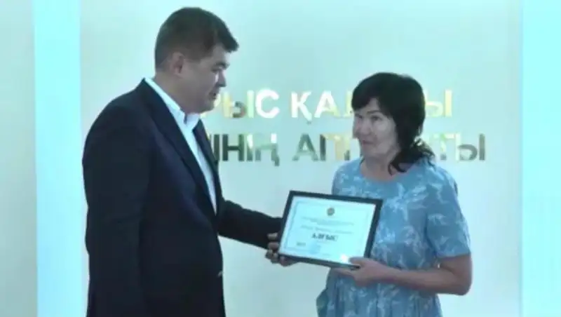 Министр здравоохранения наградил акушерку, принявшую роды во время взрывов в Арыси