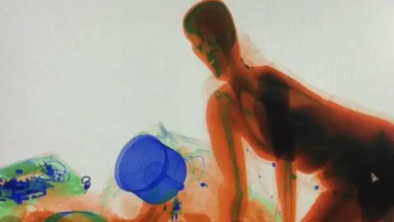 В Китае пассажирка залезла в рентген вместе с сумками, боясь потерять вещи