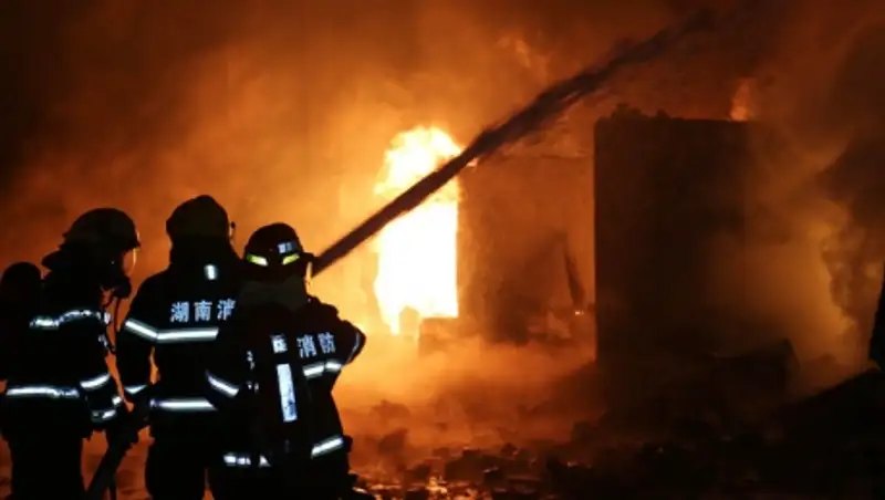 Взрыв на фабрике фейерверков в Китае: число пострадавших растет