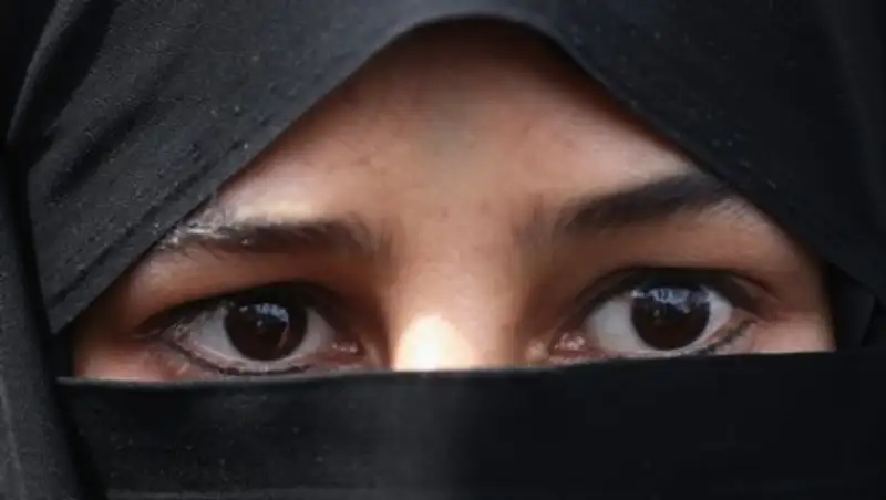 В США учитель спросил школьницу о наличии в ее рюкзаке бомбы