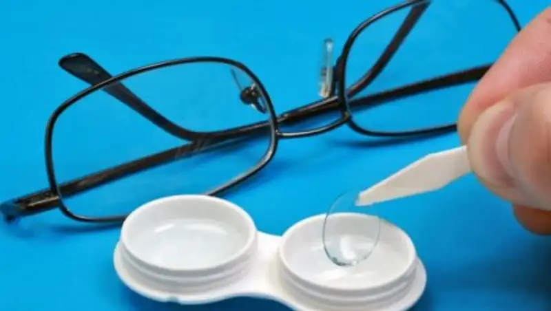 Контактные линзы или очки. Плюсы и минусы для зрения