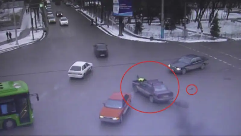 Полицейского три километра тащили на капоте