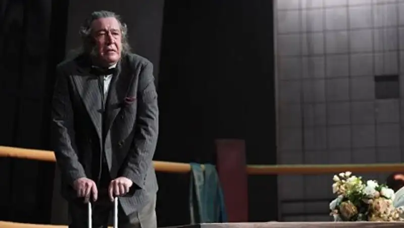 Опубликовано видео со скандального спектакля с пьяным Ефремовым