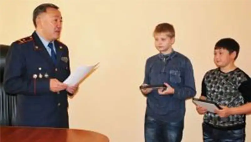 Петропавловских школьников, которые помогли раскрыть преступление, наградили планшетами, фото - Новости Zakon.kz от 21.11.2013 18:47