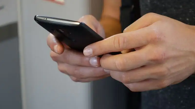 В Астане курьер не довез до клиентов 24 сотовых телефона