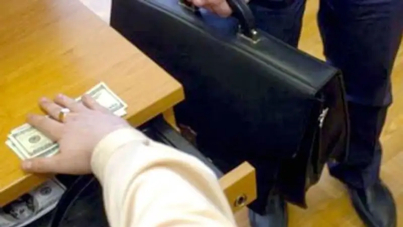 Экс-сотрудники КПП "Рубеж" и РОВД осуждены за взятки в Атырауской области