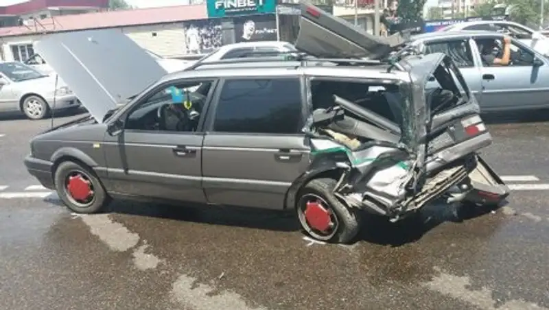 Автобус и два автомобиля столкнулись в Алматы