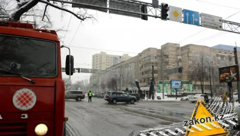 В Алматы из-за горевшего светофора парализовало движение на перекрестке