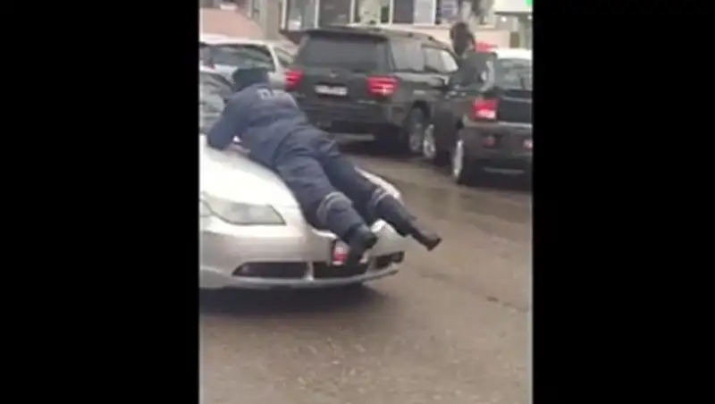 В центре Бишкека милиционер проехался на капоте автомобиля нарушителя