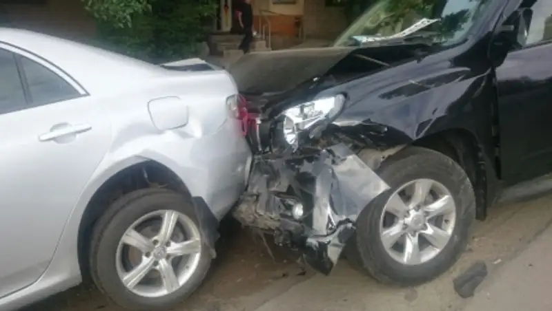 В Алматы, из-за неудачного маневра авто, произошло массовое ДТП