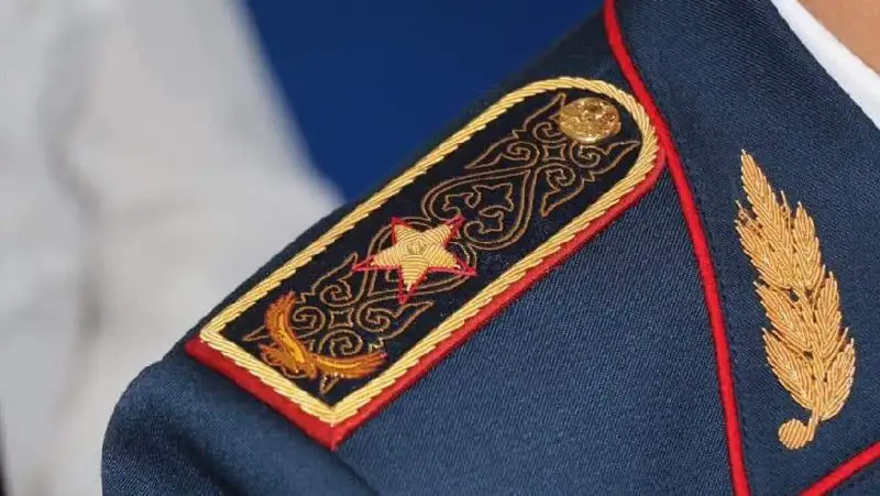 Мужчина ударил полицейского в аэропорту Атырау