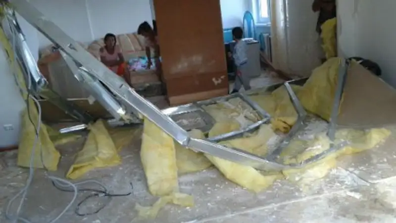 В Усть-Каменогорске ветер из окна сломал стену в квартире